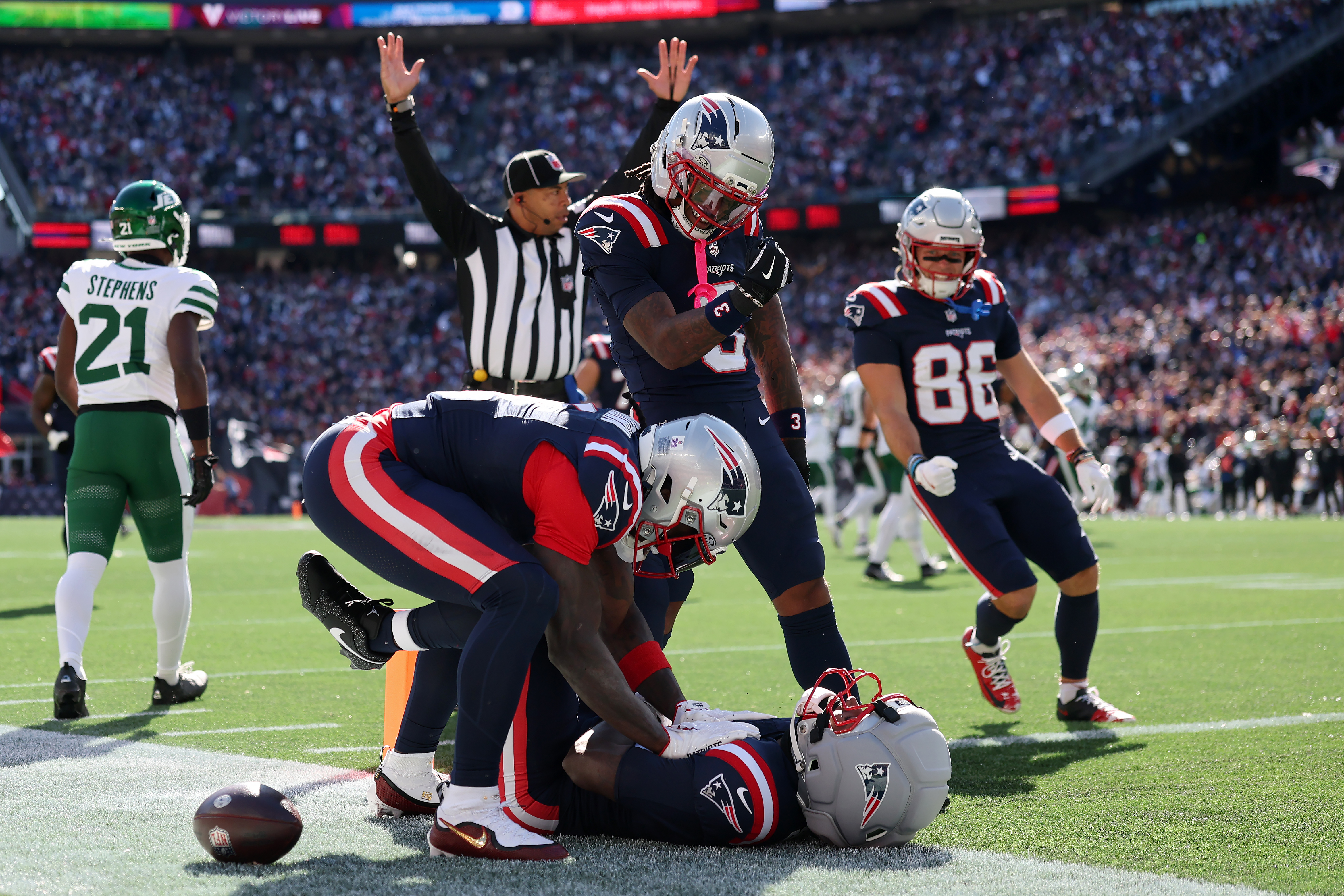 FOXBOROUGH, MASSACHUSETTS - OCTOBER 18: Romeo Doubs #87 of the New England Patriots celebrates with teammates after scoring a touchdown against the New York Jets during the first quarter at Gillette Stadium on October 18, 2026 in Foxborough, Massachusetts.